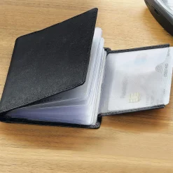 Die moderne Hausfrau Ausweis-Mappe