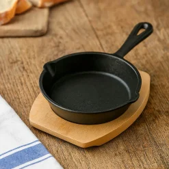 Die moderne Hausfrau Freyersbacher Gusseisenpfanne 15 cm, Emaille Bratpfanne | mit Brett und Tuch