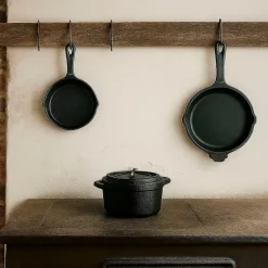 Die moderne Hausfrau Freyersbacher Mini Cocotte 9 cm Gusseisen, Kleiner Emaille Topf | Rund, mit Brett und Tuch