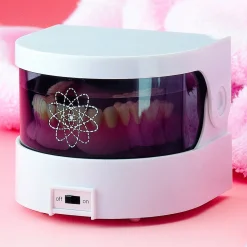 Die moderne Hausfrau Gebiss-Reiniger