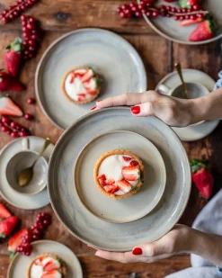 Die moderne Hausfrau Kaffeeuntertassen-Set, Steinzeug Nebelwald