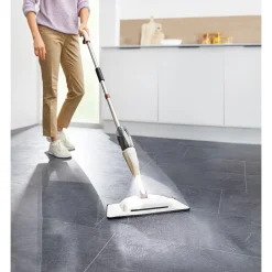 Die moderne Hausfrau Sprühwischer & Teppichkehrer